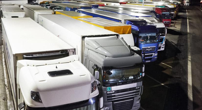 Tízezer e-kamion töltőpontot akar Németország