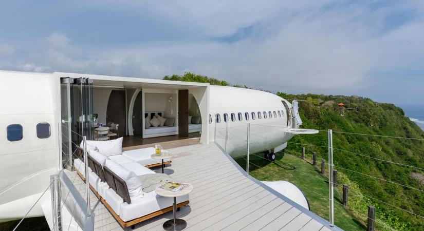 Elképesztő ötlet: lenyűgöző, tengerre néző luxusszálláshelyet alakítottak ki egy utasszállító repülőgépből - fotók