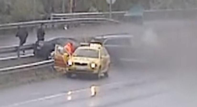 Autómentők dolgoztak egy roncsnál az M0-son, aztán a semmiből becsapódott még egy autó - videó