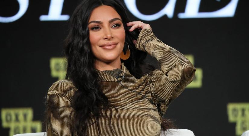 Aggodalmukat fejezték ki Kim Kardashian követői, miután tengerparti fotóján olyan, mintha térdig érő vízbe próbált volna fejest ugrani