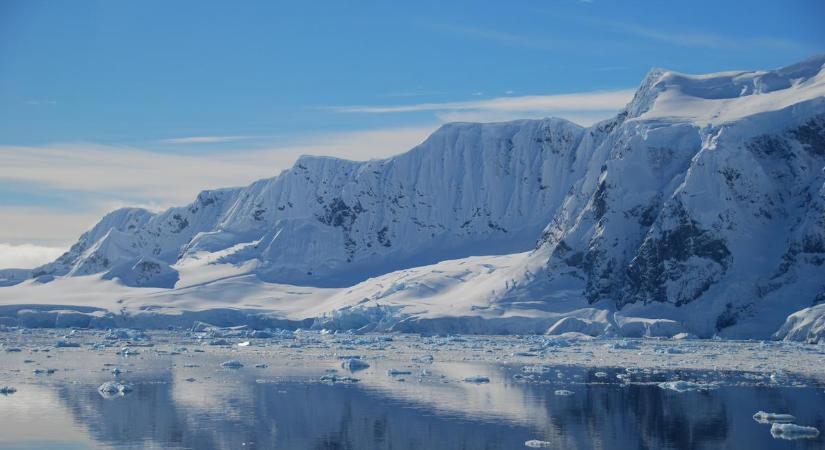 Valaki bedobott egy kamerát az Antarktisz jegébe fúrt lyukba, hogy hihetetlen felfedezést tegyen