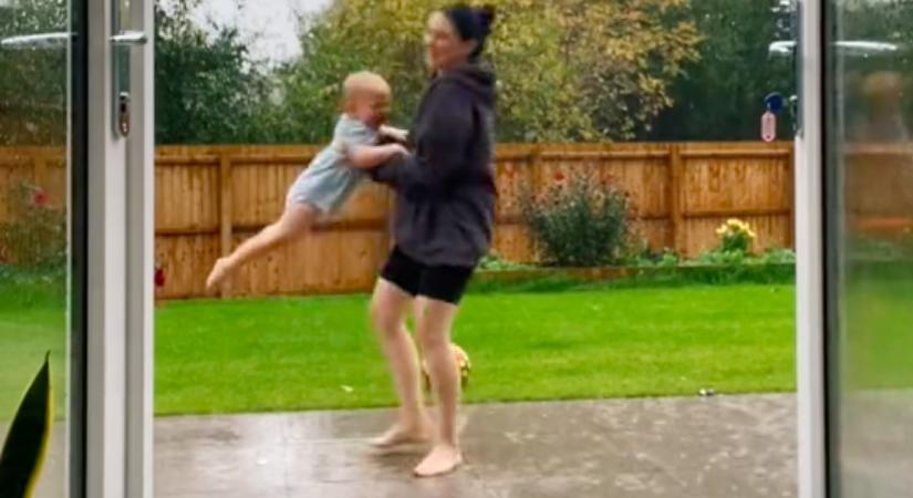 Kétéves fiával táncol azt esőben az anyuka: elképesztő, mit mond neki a gyerek 2 évvel később - Videó