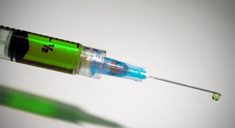 Megérkezett az első vakcinaszállítmány az Egyesült Királyságba