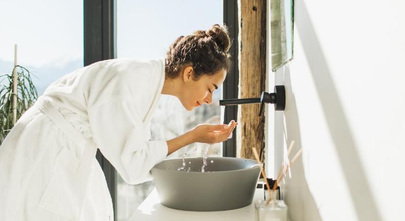 Szakértők figyelmeztetnek: Ezért nem érdemes arcot mosnunk fürdés során