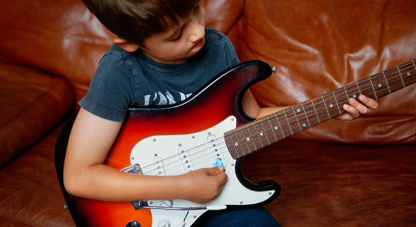 A tanulási és a problémamegoldó képességet is fejleszti, ha hangszeren tanul a gyerek