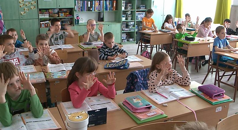Ezernél is több gyerek kezdi meg az első osztályt szeptemberben a Debreceni Tankerületi Központ intézményeiben
