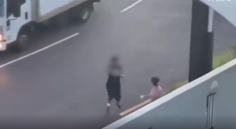 Késsel támadt egy nőre egy banda Ausztráliában - videó