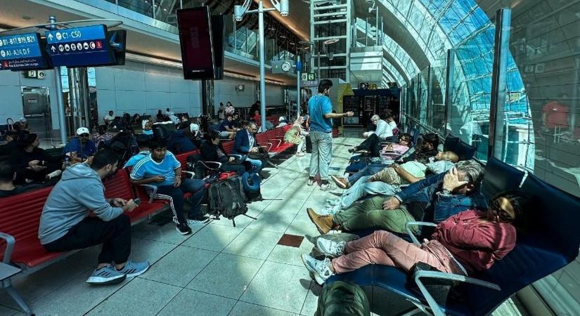 Még akadozva, de már üzemel a dubaji repülőtér a történelmi vihar után