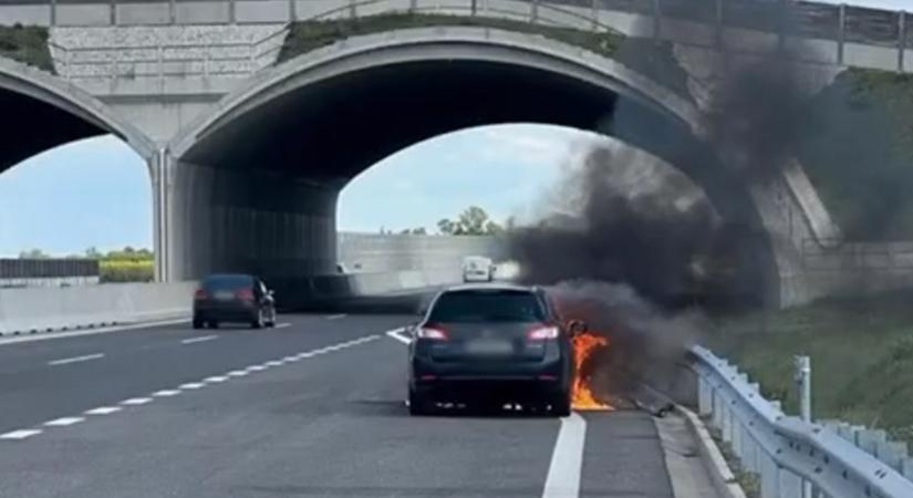 VIDEÓ: Kigyulladt egy autó az R7-esen, Dunaszerdahely irányába
