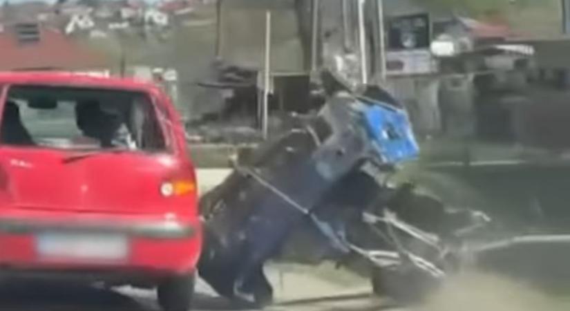 Az aszfaltot szántva húzta maga mellett a rakományát egy autó a 3-as úton – videó