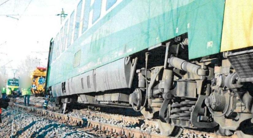 Elítélték a mozdonyvezetőt, aki kisiklatta a vonatot Tatabányánál