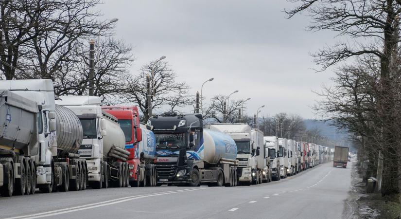 A lengyel gazdálkodók folytatják két ellenőrzőpont blokkolását