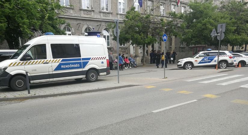 A drogkereskedőkért aggódó családtagok táboroztak le a Szolnoki Törvényszék épülete előtt