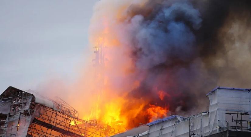 Hatalmas lángok csaptak föl Koppenhága egyik legrégebbi épületében