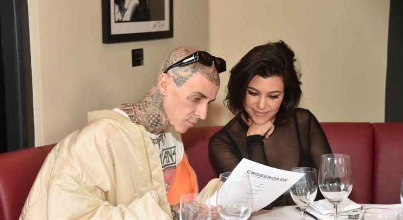 Megivott egy pohár anyatejet Kourtney Kardashian, hogy elmúljon az émelygése