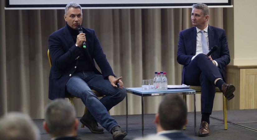 Komoly bejelentésekkel, Lázár Jánossal indította a kampányt a Fidesz Egerben
