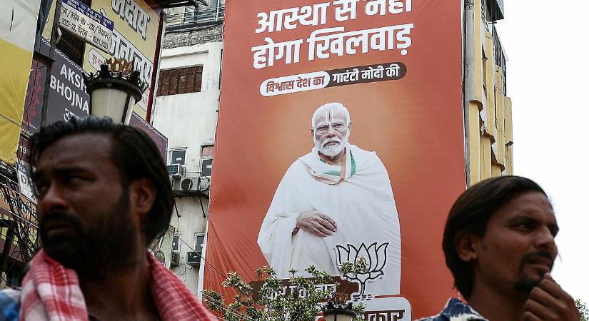 Modi nem bízta a véletlenre, saját fényképével ellátott segélycsomagokkal kampányolt