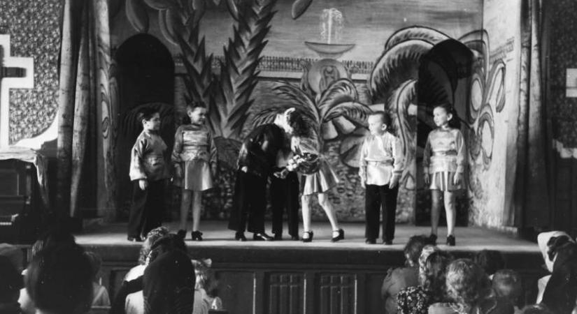 Csak 147 cm alatti színészek játszhattak a világhírű magyar színházban