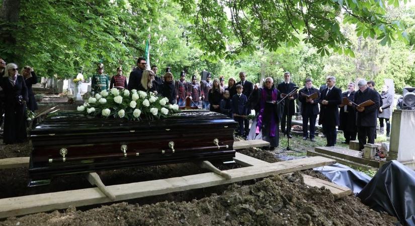 Így néz ki a temetés után Tordy Géza sírja