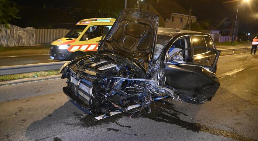 Két ember meghalt egy balesetben a Ferihegyi reptérre vezető úton, a vétkes sofőr után hajtóvadászat indult