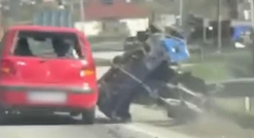 Elképesztő, hogyan szállította rakományát egy autó a 3-as úton, ilyet még a Magyar Közútnál se láttak - videó