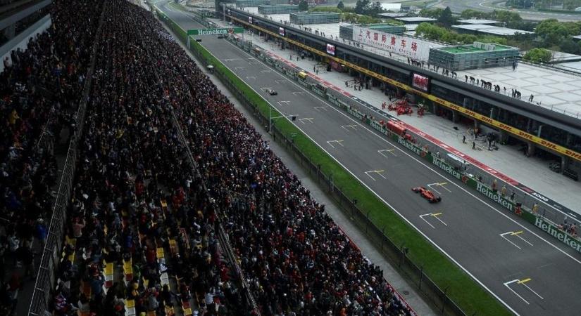 A pálya felgyulladása miatt szakadt félbe az F1 Kínai Nagydíj szabadedzése