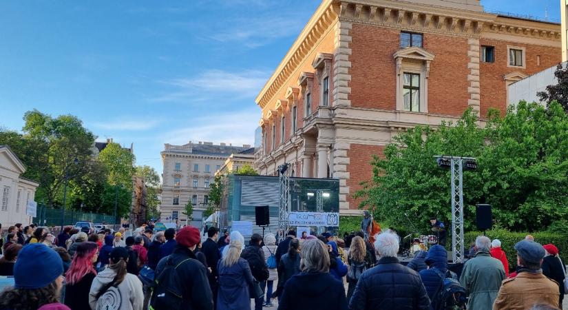 Folytatják a tiltakozást a civilek a Magyar Rádió épületeinek védelmében