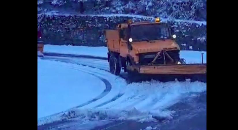 Nagy a hó a Transzfogarason – az út felső szakasza zárva marad (VIDEÓ)