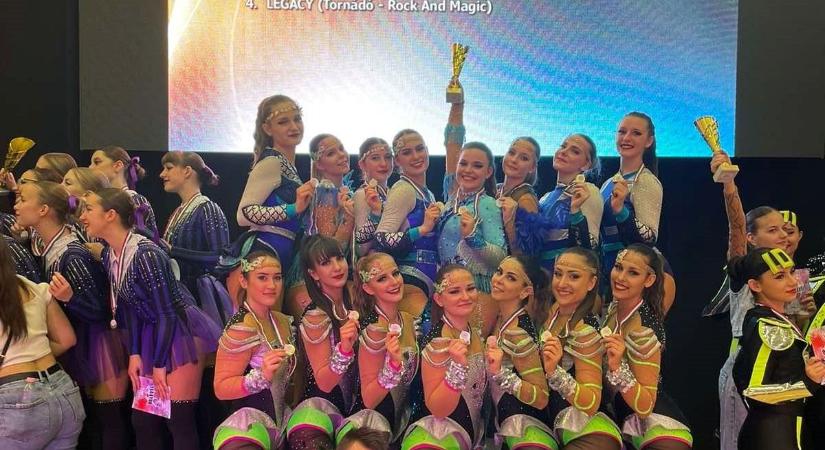 Aranyat és bronzot is szereztek az országos versenyen a veszprémi táncosok