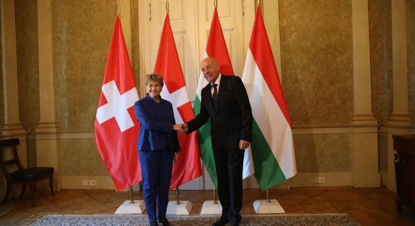 Sulyok Tamás: Fontos kapcsolódási pontunk Svájccal a békepolitika és a nemzeti szuverenitás kérdése