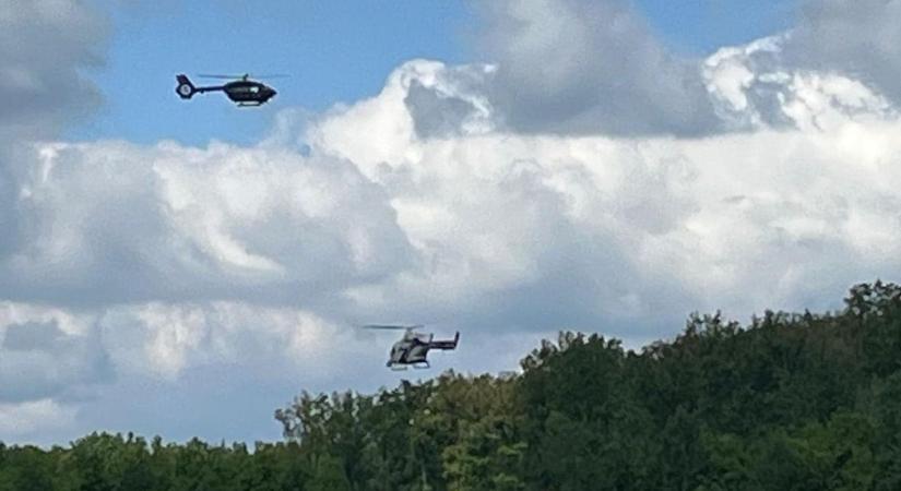 Helikopterek lepték el a légteret a Farkas-erdő felett, Káld közelében - fotók