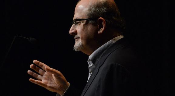 Salman Rushdie megálmodta, hogy megkéselik a színpadon