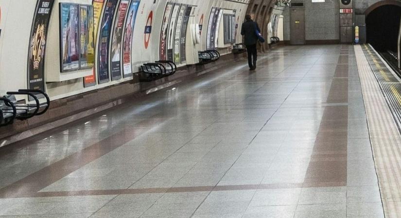 Kitört a pánik a metrómegállóban, az érkező szerelvény elé vetette magát egy férfi