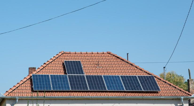 Új pályázatot hirdetne a kormány napelemeseknek, energiatárolóhoz – kérdés, van-e értelme