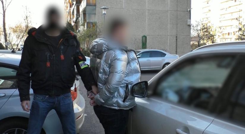 „Rendőrség, azonnal kiszállni!” – a kőbányai lakótelep parkolójában csaptak le a drogdílerekre, a járdára pakolták ki a kábítószert a zsaruk