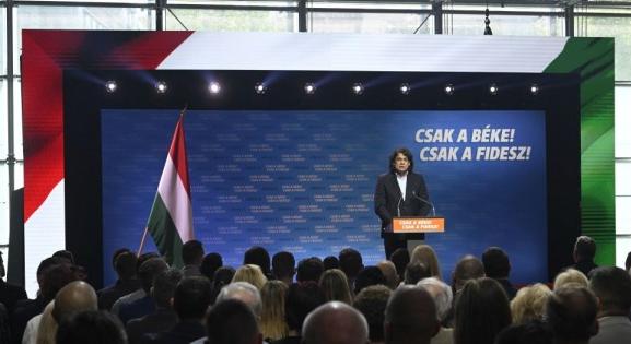 Orbán Viktorék rengeteg üres frázissal és a nem kormánypárti sajtó nélkül indították el a kampányt