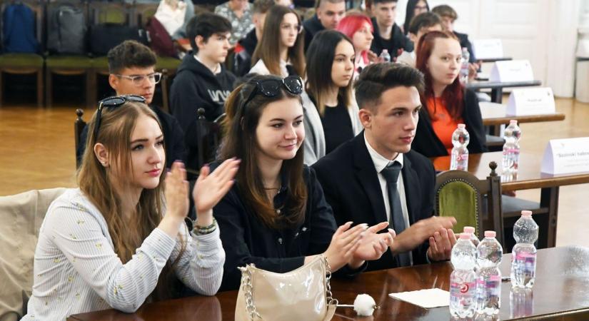 Közös kincseinket kutatták a szolnoki vármegyeházán a diákok, 10 csapat érkezett a verseny döntőjére – galériával