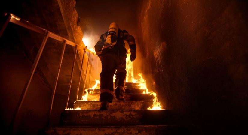 Tűzhelyen felejtett étel miatt lángolt a lakás Pécsen