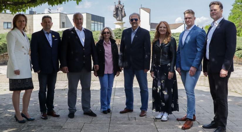Bemutatta a Fidesz és a Városért Egyesület a jelöltjeit Tiszaújvárosban