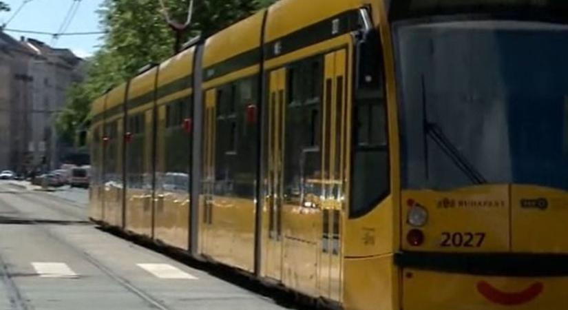 Videón az utasokkal teli 4-6-os budapesti villamos balesete