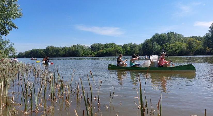 Kenukkal gyűjtöttek szemetet a Tisza-tónál önkéntes környezetvédők