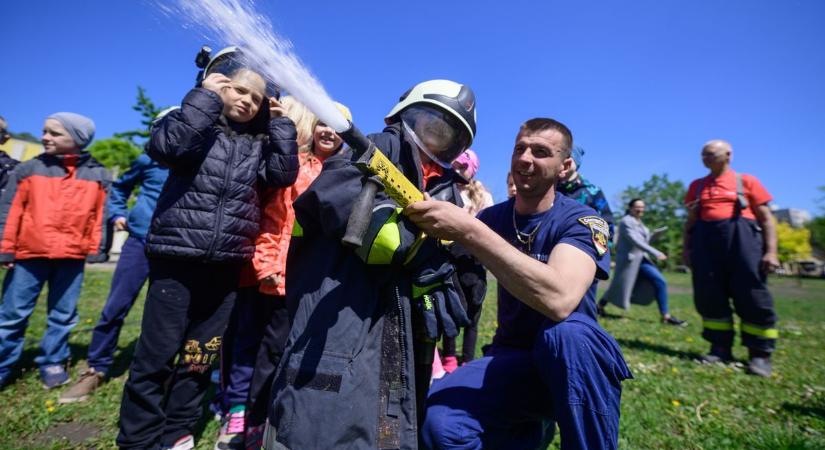 Tűzoltók vonultak ki a Tabán iskolába - GALÉRIA