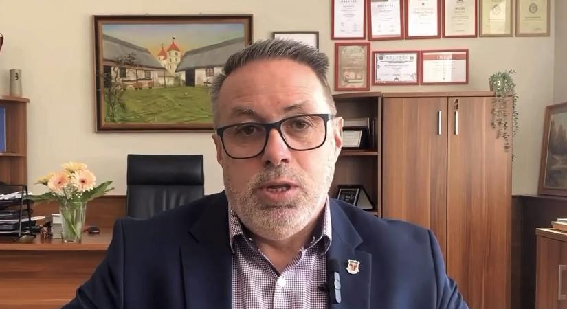 Megszólalt Ócsa polgármestere – nem ő tiltotta ki Koltai Róbertet