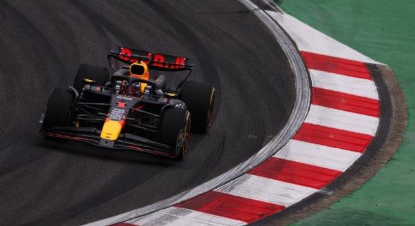 Verstappen levadászta Hamiltont a kínai F1-es sprinten