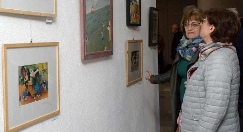 Összeadták szeretett rajztanáruk festményeit a kiállításra