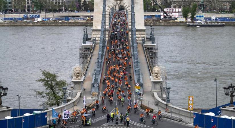 Biciklis felvonulás és futóverseny írja át a budapesti közlekedést a hétvégén