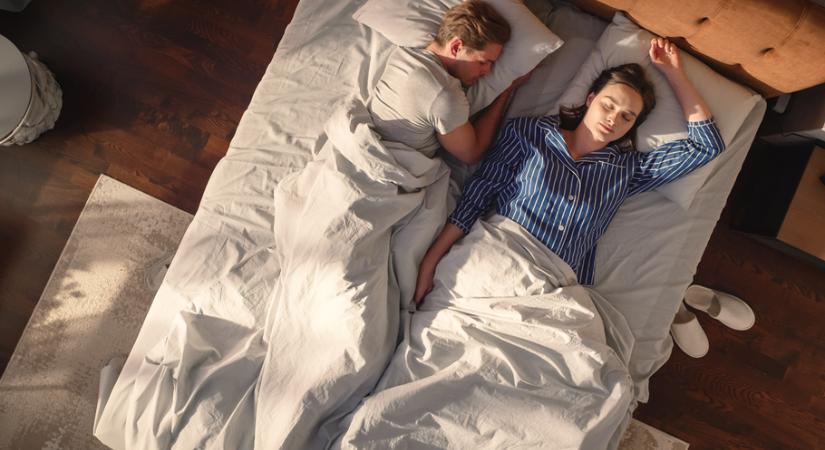 Jobb vagy bal oldalon alszol az ágyban? Hihetetlen dolgot árul el rólad