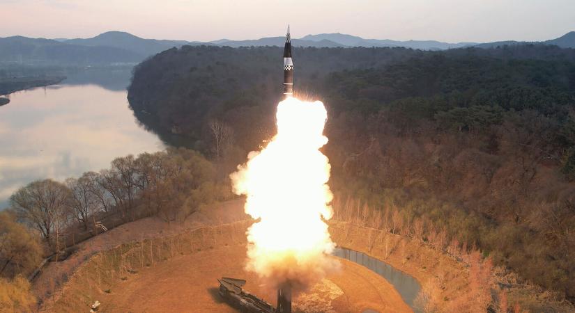 Észak-Korea közölte: robotrepülőgépet és légvédelmi rakétákat tesztelt