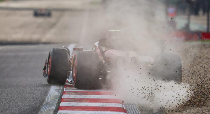 Verstappennel nem lehetett tartani a lépést az időmérőn, Sainznak autót tört, Hamilton Q2-be se jutott