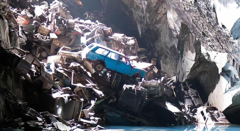 Roncstemető a mélyben: özönlenek a szelfizők az elhagyatott barlanghoz, ahová autókat dobáltak be – fotók
